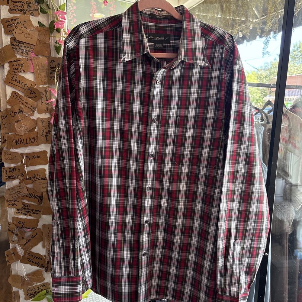 Men’s Long Sleeve Eddie Bauer Christmas Plaid Button Up Size Large 100% Cotton